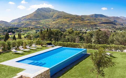 Villa Cinema - Castellammare Del Golfo, Sicilia: Nube, Cielo, Pianta, Acqua, Proprietà, Piscina, Azzurro, Montagna, Paesaggio Naturale, Corpo D'Acqua
