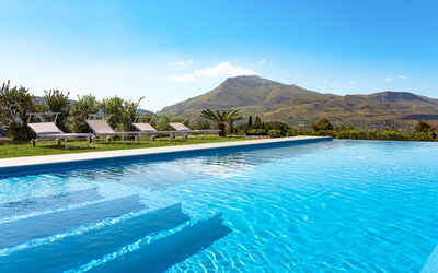 Villa Cinema - Castellammare Del Golfo, Sicilia: Acqua, Cielo, Pianta, Nube, Piscina, Natura, Albero, Paesaggio Naturale, Montagna, Paesaggio