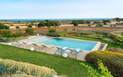 Splendida - Modica, Sicilia: Pianta, Cielo, Costruzione, Acqua, Piscina, Azzurro, Albero, Paesaggio Naturale, Lotto, Rettangolo
