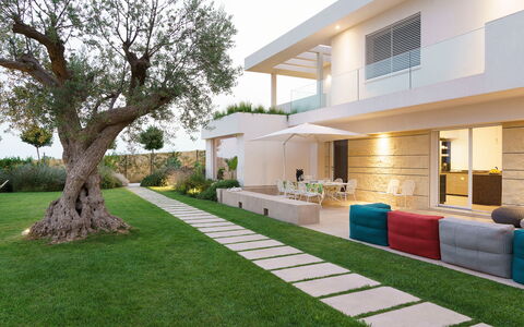 Splendida - Modica, Sicilia: Cielo, Pianta, Proprietà, Costruzione, Finestra, Albero, Porta, Shade, Lotto, Interior Design