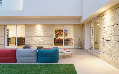 Splendida - Modica, Sicilia: Proprietà, Mobilia, Divano, Divano Letto, Soggiorno, Mensola, Pavimentazione, Pavimento, Scaffalature, Comfort