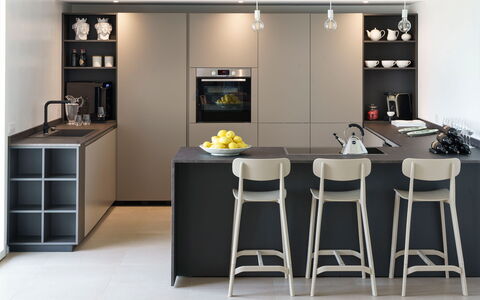 Splendida - Modica, Sicilia: Mobilia, Tavolo, Cabinetry, Interior Design, Sedia, Pavimentazione, Pavimento, Cucina, Parete, Scaffalature