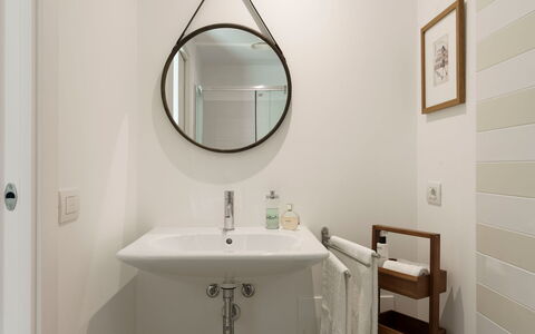 Splendida - Modica, Sicilia: Specchio, Rubinetto, Lavandino Del Bagno, Lavello, Proprietà, Idraulico Fixture, Bagno, Legna, Costruzione, Immobiliare