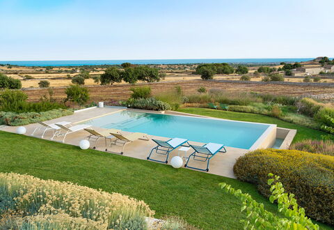 Splendida - Modica, Sicilia: Pianta, Cielo, Costruzione, Acqua, Piscina, Azzurro, Albero, Paesaggio Naturale, Lotto, Rettangolo