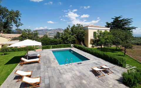Villa Tranquilla - Randazzo, Sicilia: Cielo, Nube, Pianta, Acqua, Proprietà, Piscina, Azzurro, Albero, Mobili Da Esterno, Ombrello