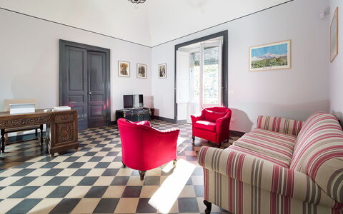 Villa Tranquilla - Randazzo, Sicilia: Mobilia, Proprietà, Tavolo, Cornice, Legna, Comfort, Soggiorno, Decorazione, Pavimentazione, Interior Design