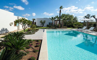 Villa Chiara - Paceco, Sicilia: Acqua, Nube, Cielo, Pianta, Piscina, Azzurro, Albero, Arecales, Zona Residenziale, Tempo Libero