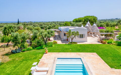 Villa Del Capitolo Con Trullo: Cielo, Pianta, Proprietà, Costruzione, Natura, Azzurro, Albero, Architettura, Erba, Acqua