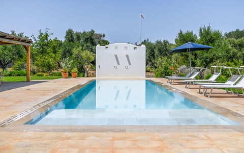Villa Del Capitolo Con Trullo: Acqua, Cielo, Piscina, Pianta, Albero, Costruzione, Shade, Materiale Composito, Tempo Libero, Paesaggio