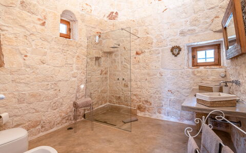 Villa Del Capitolo Con Trullo: Proprietà, Idraulico Fixture, Interior Design, Legna, Costruzione, Brick, Pavimentazione, Pavimento, Bagno, Immobiliare
