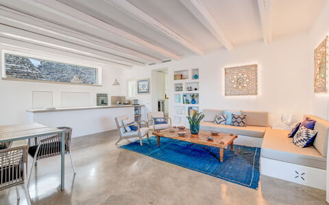 Villa Del Capitolo Con Trullo: Tavolo, Pianta Della Casa, Costruzione, Vaso Di Fiori, Pianta, Cornice, Architettura, Interior Design, Legna, Soggiorno