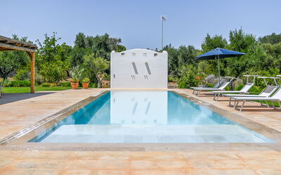 Villa Del Capitolo Con Trullo: Acqua, Cielo, Piscina, Pianta, Albero, Costruzione, Shade, Materiale Composito, Tempo Libero, Paesaggio