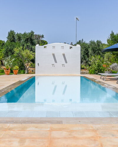 Villa Del Capitolo Con Trullo: Acqua, Cielo, Piscina, Pianta, Albero, Costruzione, Shade, Materiale Composito, Tempo Libero, Paesaggio