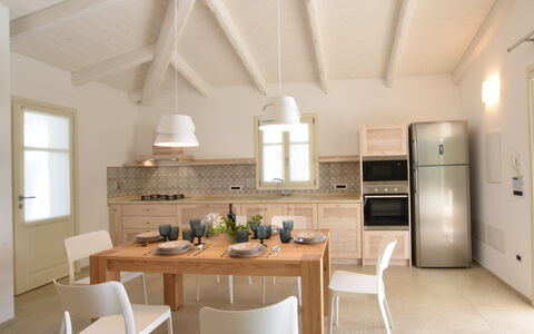 Villa Helios - Budoni, Sardegna: Proprietà, Mobilia, Tavolo, Cabinetry, Sedia, Legna, Illuminazione, Interior Design, Cucina, Finestra