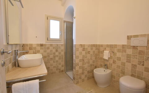 Villa Helios - Budoni, Sardegna: Lavello, Specchio, Bagno, Idraulico Fixture, Viola, Lavandino Del Bagno, Pavimento, Pavimentazione, Rubinetto