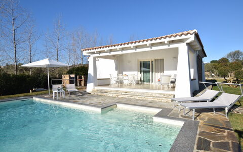 Villa Helios - Budoni, Sardegna: Acqua, Cielo, Pianta, Proprietà, Costruzione, Azzurro, Piscina, Albero, Shade, Sedia