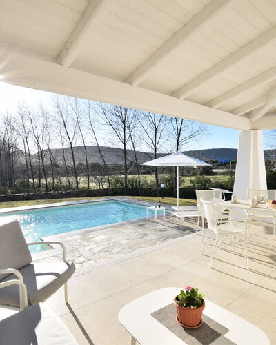 Villa Helios - Budoni, Sardegna: Acqua, Cielo, Pianta, Proprietà, Mobilia, Tavolo, Sedia, Piscina, Shade, Finestra