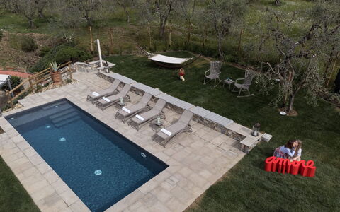 Villa Botinaccio: Acqua, Pianta, Piscina, Sedia, Tempo Libero, Erba, Albero, Mobili Da Esterno, Ricreazione, Paesaggio