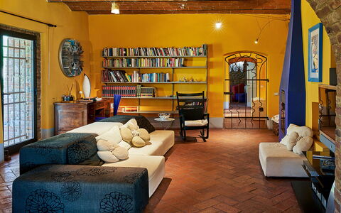 Villa Botinaccio: Mobilia, Proprietà, Divano, Cornice, Tavolo, Soggiorno, Architettura, Legna, Interior Design, Libreria