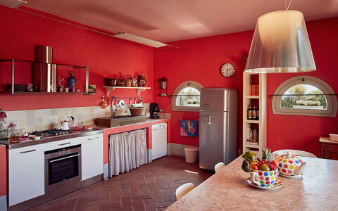 Villa Botinaccio: Cabinetry, Costruzione, Illuminazione, Cornice, Controsoffitto, Cucina, Legna, Interior Design, Tavolo, Elettrodomestico