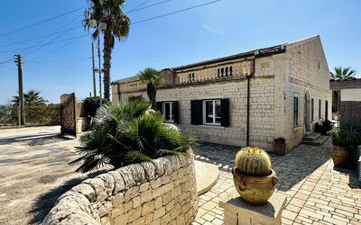 Villa Rosarno: Cielo, Pianta, Finestra, Albero, Biome, Paesaggio, Scultura, Arte, Erba