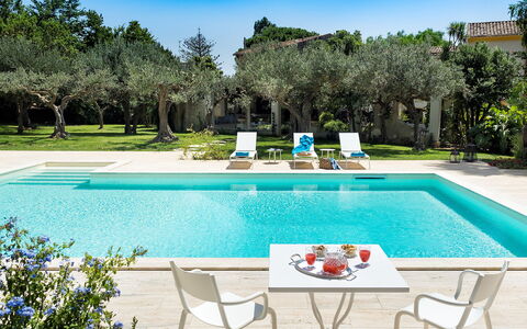 Casa Fiore - Salemi, Sicilia: Acqua, Pianta, Mobilia, Proprietà, Piscina, Cielo, Verde, Azzurro, Rettangolo, Albero