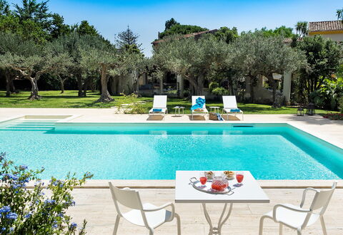 Casa Fiore - Salemi, Sicilia: Acqua, Pianta, Mobilia, Proprietà, Piscina, Cielo, Verde, Azzurro, Rettangolo, Albero