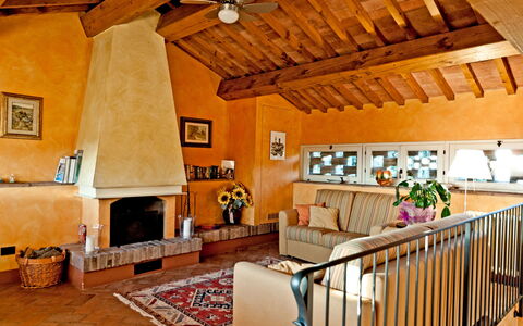 Cottage Botinaccio: Proprietà, Mobilia, Divano, Costruzione, Legna, Interior Design, Cornice, Soggiorno, Parete, Finestra