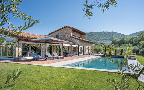 Villa Lilli & Spa: Pianta, Cielo, Acqua, Proprietà, Costruzione, Azzurro, Albero, Shade, Piscina, Mobili Da Esterno