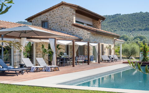 Villa Lilli & Spa: Acqua, Cielo, Pianta, Proprietà, Costruzione, Finestra, Piscina, Albero, Shade, Tempo Libero