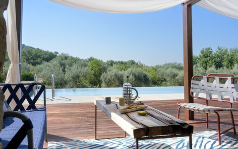 Villa Lilli & Spa: Cielo, Acqua, Proprietà, Tavolo, Shade, Legna, Albero, Mobili Da Esterno, Interior Design, Costruzione