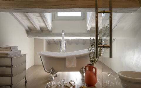 Villa Lilli & Spa: Interior Design, Tessile, Scaffalature, Legna, Rettangolo, Costruzione, Pavimento, Casa, Pavimentazione, Soggiorno
