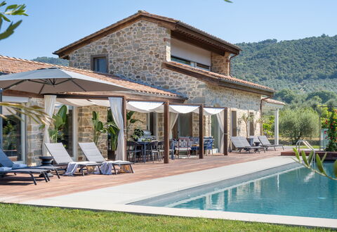 Villa Lilli & Spa: Acqua, Cielo, Pianta, Proprietà, Costruzione, Finestra, Piscina, Albero, Shade, Tempo Libero