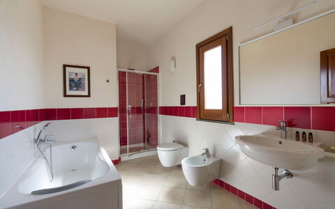 Mirabilia - Tangi, Sicilia: Idraulico Fixture, Lavello, Specchio, Bagno, Rubinetto, Viola, Interior Design, Lavandino Del Bagno, Pavimento