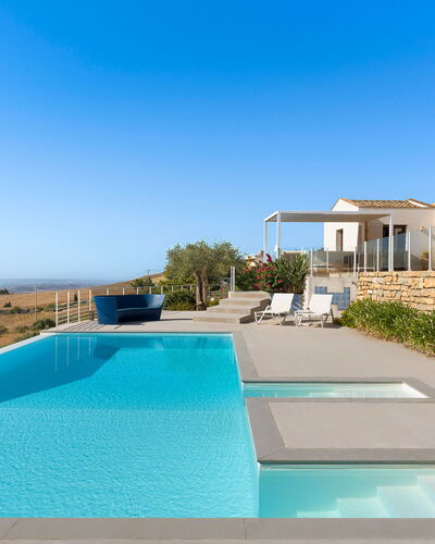 Mirabilia - Tangi, Sicilia: Cielo, Acqua, Costruzione, Pianta, Piscina, Azzurro, Shade, Mobili Da Esterno, Località Balneare, Tempo Libero