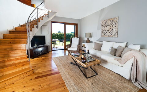 Casa Bedda - Viagrande, Sicilia: Divano, Mobilia, Tavolo, Comfort, Legna, Soggiorno, Pianta, Interior Design, Costruzione, Pavimento