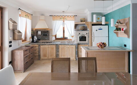 Villa Vistamare - Montallegro, Sicilia: Controsoffitto, Cabinetry, Cucina, Elettrodomestico, Legna, Cucina Stufa, Elettrodomestico Da Cucina, Illuminazione, Interior Design, Pavimento