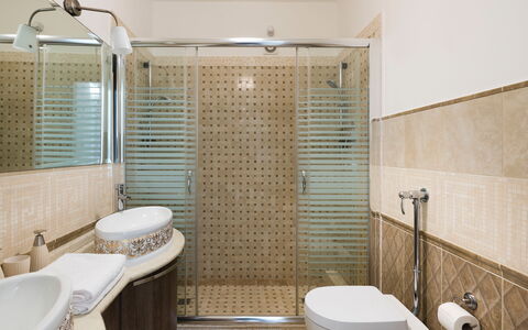 Villa Vistamare - Montallegro, Sicilia: Idraulico Fixture, Proprietà, Fotografia, Rubinetto, Lavello, Bagno, Viola, Specchio, Interior Design