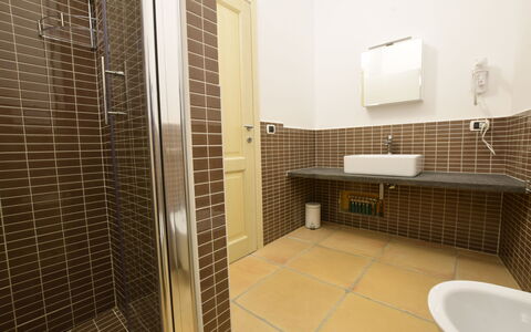 Luisa Apartment In Budoni, Shared Pool: Lavello, Specchio, Bagno, Idraulico Fixture, Interior Design, Pavimento, Pavimentazione, Rubinetto, Linea, Parete