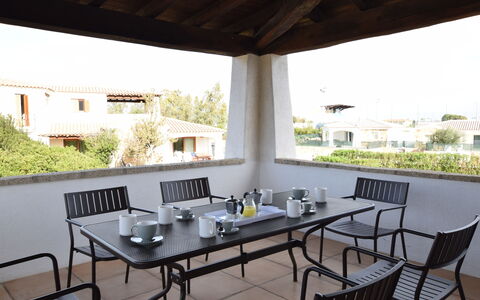 Luisa Apartment In Budoni, Shared Pool: Tavolo, Mobilia, Proprietà, Pianta, Sedia, Costruzione, Shade, Interior Design, Legna, Architettura