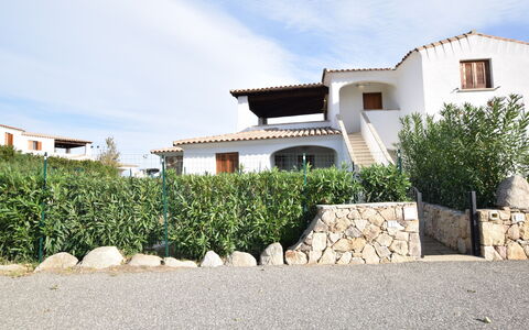 Luisa Apartment In Budoni, Shared Pool: Zona Residenziale, Casa, Tetto, Estate, Landscaping, Villa, Shade, Balcone, Hacienda, Driveway