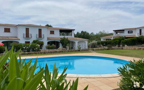 Luisa Apartment In Budoni, Shared Pool: Acqua, Nube, Pianta, Cielo, Proprietà, Costruzione, Piscina, Azzurro, Finestra, Corpo D'Acqua