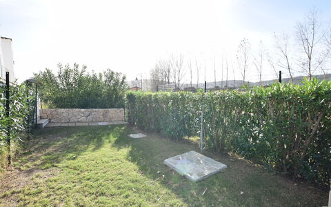 Luisa Apartment In Budoni, Shared Pool: Arbusto, Giardino, Recinzione, Hedge, Landscaping, Home Scherma, Backyard, Prato, Cortile, Shade