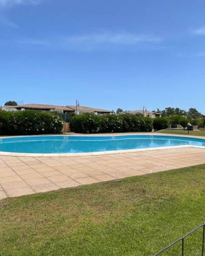 Luisa Apartment In Budoni, Shared Pool: Acqua, Cielo, Pianta, Piscina, Nube, Costruzione, Shade, Rettangolo, Erba, Albero