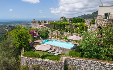 Villa Maestosa - Camaiore, Toscana: Nube, Cielo, Pianta, Costruzione, Giorno, Proprietà, Piscina, Albero, Vegetazione, Paesaggio