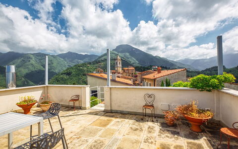 Villa Maestosa - Camaiore, Toscana: Nube, Cielo, Costruzione, Proprietà, Mobilia, Vaso Di Fiori, Montagna, Pianta Della Casa, Mobili Da Esterno, Sedia