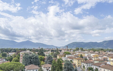 Lucca Old Town Apartment - Lucca, Toscana: Cielo, Geografia Montane, Montagna, Collina, Zona Residenziale, Cittadina, Catena Montuosa, Nube, Insediamento Umano, Hill Station