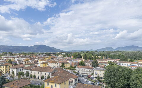 Lucca Old Town Apartment - Lucca, Toscana: Geografia Montane, Zona Residenziale, Collina, Zona Urbana, Montagna, Cittadina, Paesaggio, Quartiere, Sobborgo, Casa