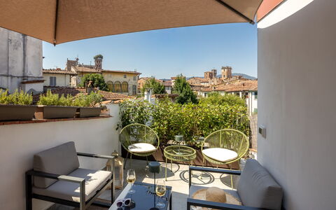 Lucca Old Town Apartment - Lucca, Toscana: Parete, Casa, Mobilia, Appartamento, Balcone, Sedia, Pianta Della Casa, Mobili Da Esterno, Vaso Di Fiori, Tavolino Da Caffè