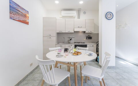 Casa Verdi,near The Beach - Viareggio, Toscana: Tavolo, Mobilia, Sedia, Costruzione, Interior Design, Cucina & Sala Da Pranzo Tavolo, Casa, Legna, Pavimento
